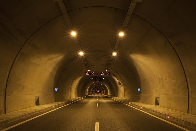 jÃ­zda v osvÄ›tlenÃ©m tunelu