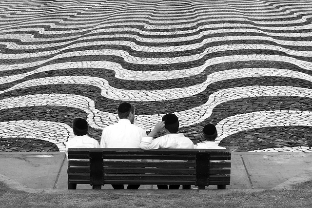 lidé dívající se na rozličné pruhy před nimi