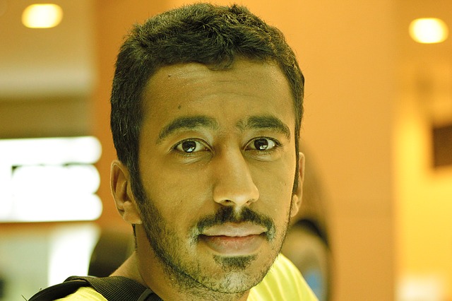 muž dívající se do kamery ve žlutém světle